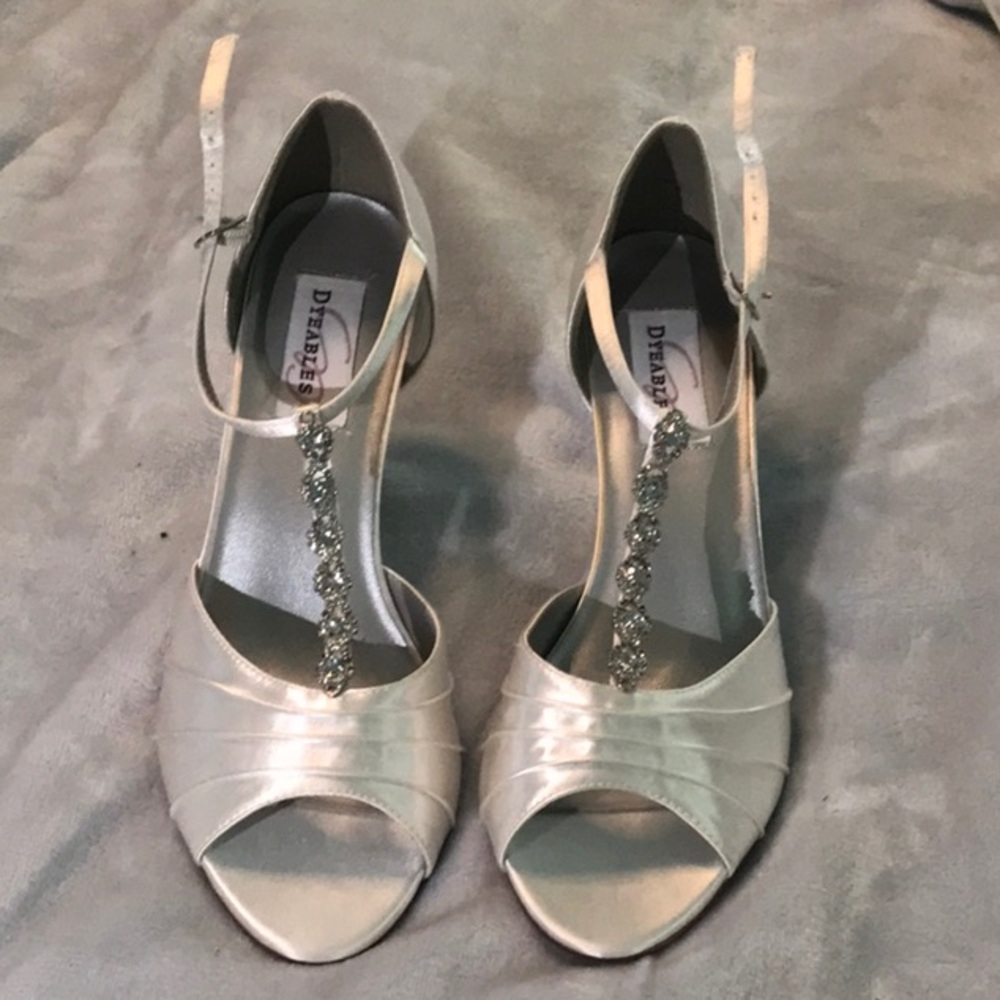 Dyeable white heel